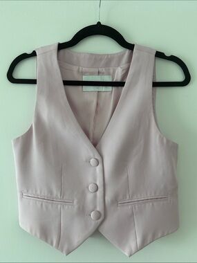 Sleeveless Button Front Vest in Light Mauve